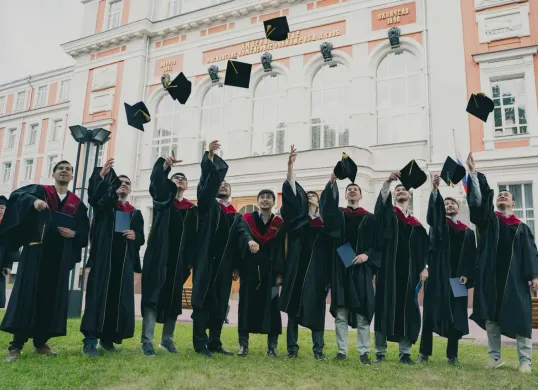 Ilustrasi-5 Tempat Foto Wisuda di Daerah Jakarta (Sumber: Unsplash/RUT MIIT)