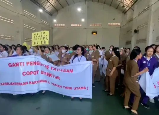 Ratusan nakes RS Misi di Rangkasbitung, Kabupaten Lebak, saat melakukan aksi unjuk rasa menuntut pembayaran Jaspel pada Rabu, 24 September 2025. (Sumber: Istimewa)