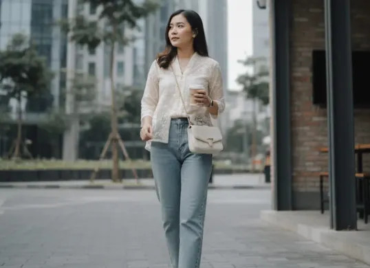 Google Gemini bisa jadi alat buat foto fashion realistis. Berikut contoh prompt inspiratif beserta cara editnya untuk eksplorasi gaya visual tanpa batas. (Sumber: Poskota/Gemini AI)