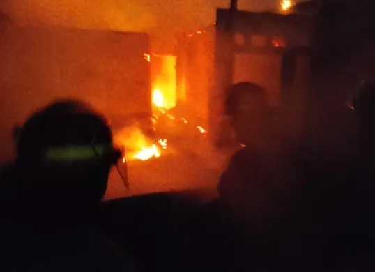 Disdamkarmat Kota Bekasi berjibaku memadamkan kebakaran di sebuah rumah tinggal di Perumahan Bekasi Jaya Indah, Kelurahan Duren Jaya, Kecamatan Bekasi Timur, Kamis 25 September 2025. (Sumber: Disdamkarmat Kota Bekasi)