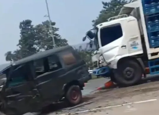Kecelakaan melibatkan truk Hino dan Isuzu Panther di Tol Jagorawi KM 33, Kamis 25 September 2025. (Sumber: Istimewa)