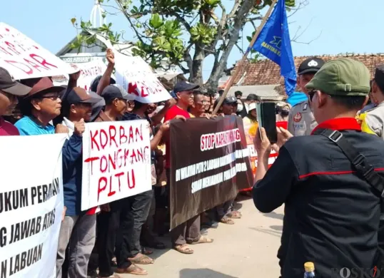 Ratusan nelayan di Desa Teluk, Kecamatan Labuan, Kabupaten Pandeglang, saat melakukan aksi demo di depan Kantor Syahbandar, Kamis, 25 September 2025. (Sumber: Poskota/Samsul Fatoni)
