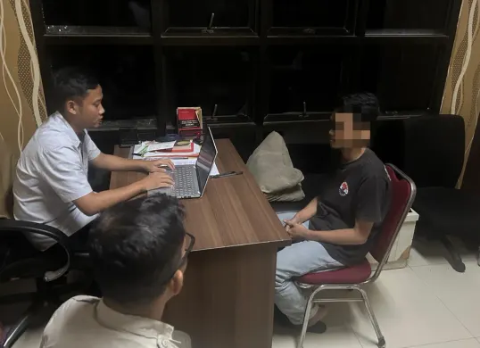 Polisi memintai keterangan salah satu dari dua pelaku cabul dengan korban gadis di bawah umur. Pelaku bisa leluasa mencabuli setelah mencekoki korban dengan pil Tramadol dan Hexymer. (Sumber: Polres Serang)