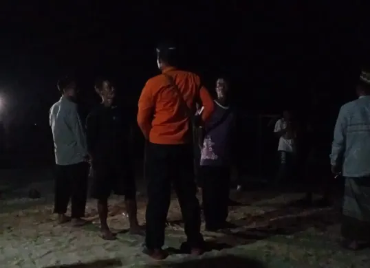 Tim gabungan saat melakukan pencarian usai menerima laporan adanya wisatawan yang terseret ombak. (Sumber: BPBD Kabupaten Serang)