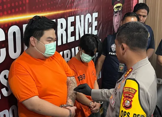 Dua orang pengendali situs judi online (judol) ditangkap Unit Reskrim Polres Metro Jakarta Barat. (Sumber: Poskota/Pandi Ramedhan)