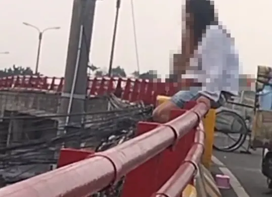 A, wanita asal Pamulang, Tangerang Selatan mencoba menghabisi nyawanya dengan melompat di Flyover Cibinong, Bogor. (Sumber: Tangkapan Layar Video)