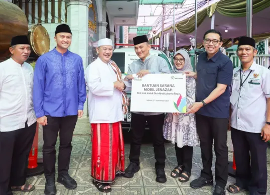 Komisaris Independen PT PLN, Andi Arief (keempat dari kiri) menyerahkan bantuan satu unit mobil jenazah kepada Ketua Masjid Jami’ An-Nizhom, KH Luthfi Zawawi (ketiga dari kiri) di Cipulir, Jakarta Selatan. (Sumber: Dok. PLN UID Jakarta Raya)