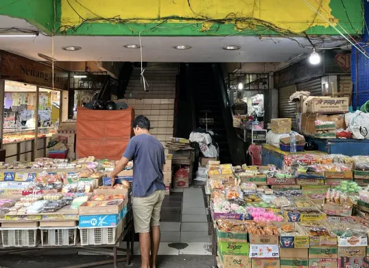 Aktivitas pedagang dan pembeli di Pasar Palmerah, Jakpus, pada Kamis, 25 September 2025. (Sumber: POSKOTA | Foto: Pandi Ramedhan)