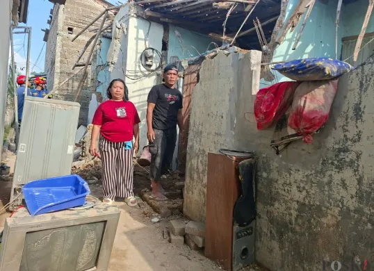 Rudi bersama istri mencari sisa barang dari rumahnya yang roboh di Rangkapan Jaya Lama, Pancoran Mas, Kota Depok, Jumat, 26 September 2025. (Sumber: Poskota/Angga Pahlevi)