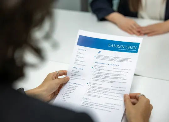 Cara Buat CV Profesional untuk Kerja dengan ChatGPT (Sumber: Unsplash/Resume Genius)