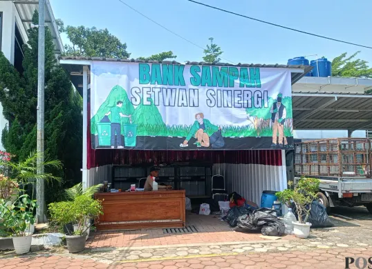 Bank sampah di DPRD Kabupaten Bogor, ubah sampah jadi punya nilai ekonomis. (Sumber: Poskota/Giffar Rivana)