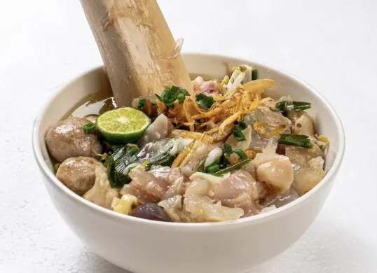 Semangkuk Mie Kocok Bandung Ceu II dengan kikil sapi empuk dan kuah gurih segar. (Sumber: Dok/@miekocokbandungceuii)