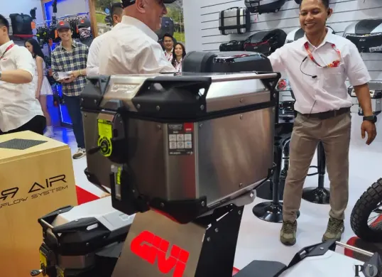 GIVI Indonesia perkenalkan jajaran top box dan side box terbaru di IMOS 2025. (Sumber: Poskota/Erwan Hartawan)