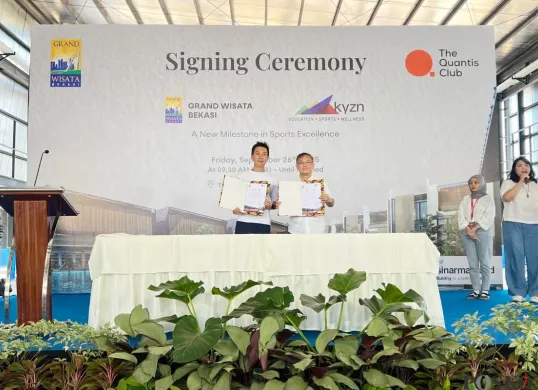 Sinar Mas Land dan KYZNmenandatangani perjanjian kerja sama pembangunan The Quantis Club di Grand Wisata Bekasi, Jumat, 26 September 2025. (Sumber: Poskota/Nurpini Aulia Rapika)