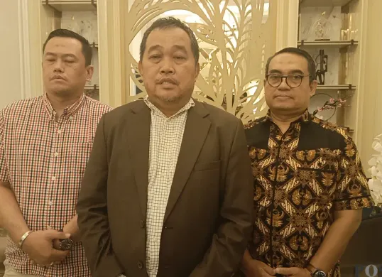 Keluarga korban Kepala Cabang (Kacab) Bank Rakyat Indonesia (BRI) Cempaka Putih, Mohamad Ilham Pradipta (MIP), 37 tahun, bersama kuasa hukumnya. (Sumber: Poskota/Ali Mansur)