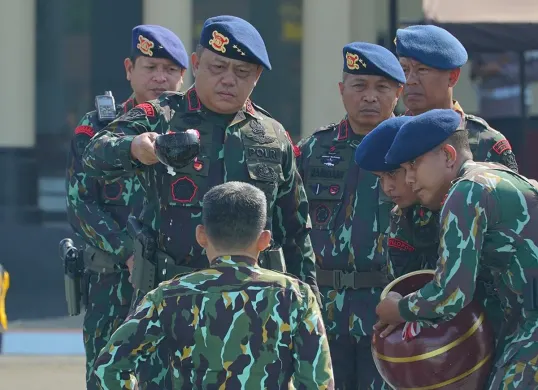 Komandan Korps Brimob Polri Komjen Pol Imam Widodo memimpin upacara korps raport kenaikan pangkat personel dan ASN periode 1 Juli 2024 lalu. (Sumber: Humas Korps Brimob Polri)