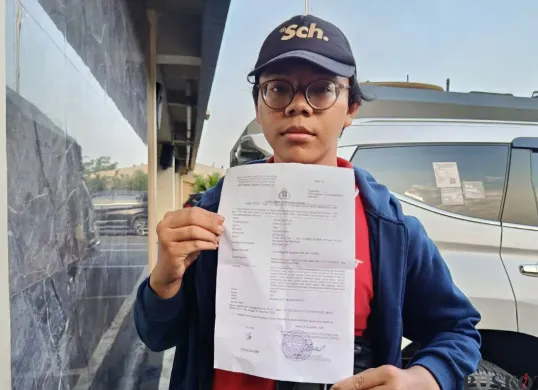 Seorang kurir melaporkan dugaan penganiayaan saat mengantar paket di Mapolres Metro Bekasi Kota, Jumat, 26 September 2025. (Sumber: Poskota/Nurpini Aulia Rapika)