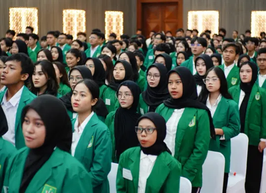 Seluruh mahasiswa baru mengikuti kegiatan PLBA pada hari kedua di Gedung Auditorium Unas, Pejaten Barat, Pasar Minggu, Jakarta Selatan, Kamis, 25 September 2025. (Sumber: Dok. Unas)