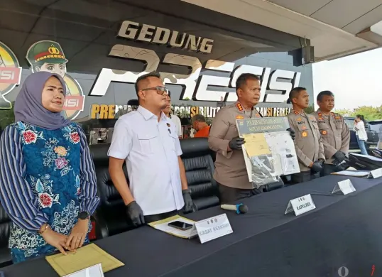 Polisi menunjukan barang bukti kasus asusila anak di bawah umur di Mapolres Metro Bekasi Kota, Jumat, 26 September 2025. (Sumber: Poskota/Nurpini Aulia Rapika)