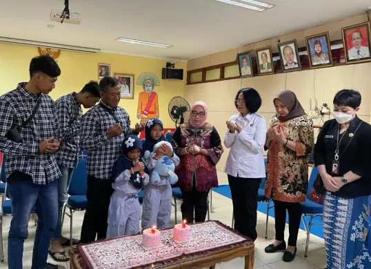 Tangis haru menyelimuti pertemuan anak perempuan terlantar dengan ayah kandung dan saudara kembarnya setelah bertahun-tahun terpisah. (Sumber: Dok. Bareskrim Polri)