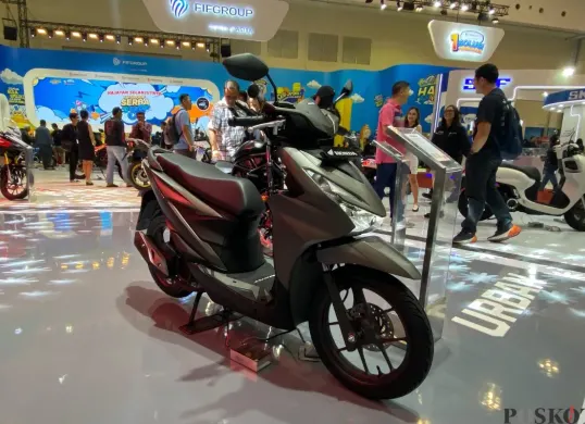 Honda Beat masuk jajaran motor matic dengan harga di bawah Rp20 juta saat gelaran IMOS 2025, ICE BSD, Padegangan, Kabupaten Tangerang. (Sumber: Poskota/Erwan Hartawan)