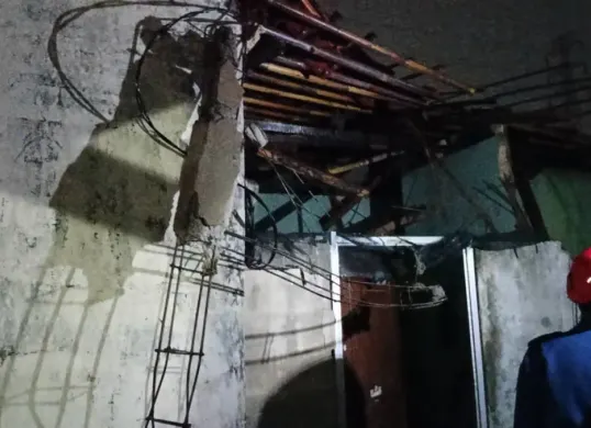 Petugas Damkar melakukan Assesment rumah roboh akibat hujan deras berhasil selamatkan satu keluarga. (Sumber: Damkar Kota Depok)