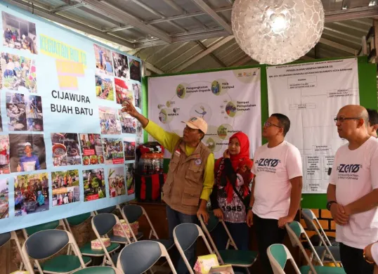 VP Sustainability Telkom Gunawan Wasisto dan GM Telkom Witel Bandung Ferry Zuljanna saat mengunjungi Desa Cijawura, Kecamatan Buah Batu, Kota Bandung. (Sumber: Dok. Telkom Indonesia)