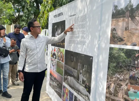 Wamendagri, Bima Arya melihat pameran foto Satu Dekade PFI Bogor di Alun-Alun Kota Bogor, Jumat, 26 September 2025. (Sumber: Dok. PFI Bogor)