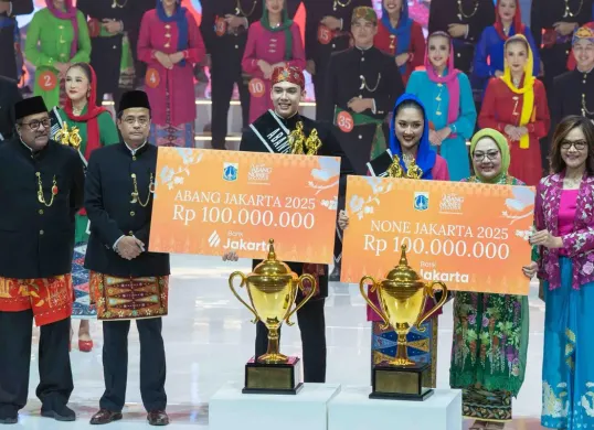 Pemenang Abang dan None Jakarta 2025 menerima hadiah tabungan senilai Rp100 juta dari Bank Jakarta pada malam puncak pemilihan di Taman Ismail Marzuki, Jakarta, Jumat, 26 September 2025. (Sumber: Istimewa)