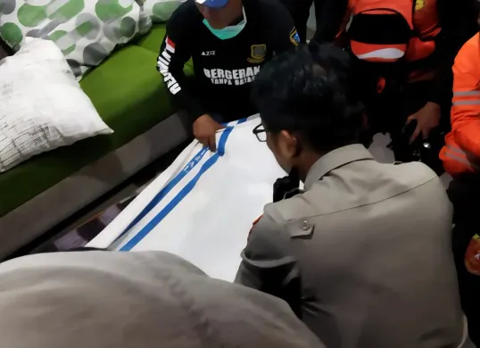 Petugas mengevakuasi jenazah bocah 10 tahun yang tewas terseret arus gorong-gorong di Bojonggede, Kabupaten Bogor. (Sumber: Polsek Bojonggede)