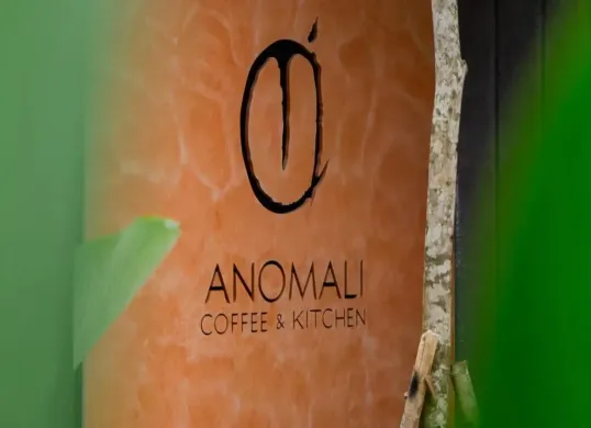 Daftar rekomendasi coffee shop untuk WFC di Jakarta dengan WiFi kencang dan banyak colokan. (Sumber: Instagram/@anomalicoffee)
