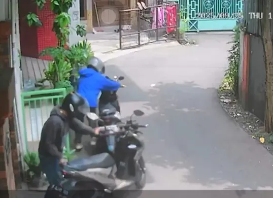 Tangkap layar komplotan curanmor saat gasak dua motor milik penghuni kos di Gang Samudra, Kebon Jeruk, Jakarta Barat, Jumat, 26 September 2025.