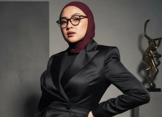 Hasil foto mirip photoshoot yang sedang tren hanya menggunakan prompt Gemini AI. (Sumber: Google Gemini)