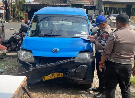 Petugas Laka Lantas Polres Metro Depok melakukan olah TKP di Jalan Raya Parung-Bojongsari, Kota Depok. (Sumber: Dok Gakkum Polres Metro Depok)