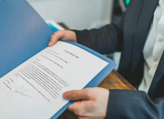 Prompt ChatGPT AI untuk bikin surat lamaran kerja. (Sumber: Pexels/NDE Stock Project)