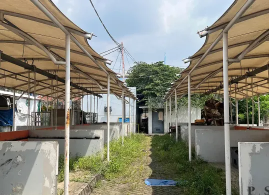Situasi Lokbin Intan yang dijadikan tempat peristirahatan gelandangan dan pengamen. (Sumber: POSKOTA | Foto: M Tegar Jihad)