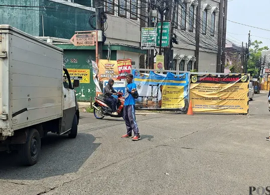 Situasi lalu lintas di Jalan Raya Asrama Kostrad, Kecamatan Cilodong, Kota Depok. (Sumber: POSKOTA | Foto: Angga Pahlevi)