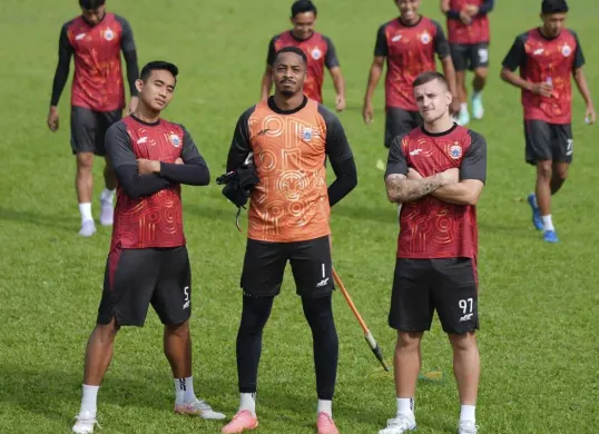 Jadwal padat Persija di Liga 1 2025/2026 penuh ujian. Bagaimana Thomas Doll mengatur strategi dan rotasi pemain? Simak jadwal lengkap dan prediksi laga-laga krusial Macan Kemayoran. (Sumber: persija.id)