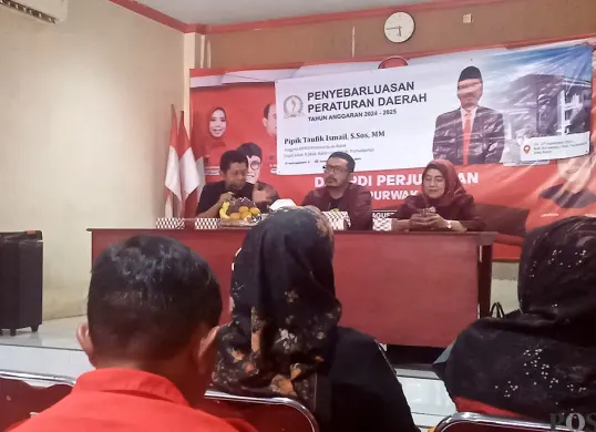 Anggota DPRD Jabar, Pipik Taufik Ismail (tengah) saat menyosialisasikan Perda di Kantor DPC PDIP Purwakarta, Sabtu, 27 September 2025. (Sumber: POSKOTA | Foto: Dadan Sukmana)