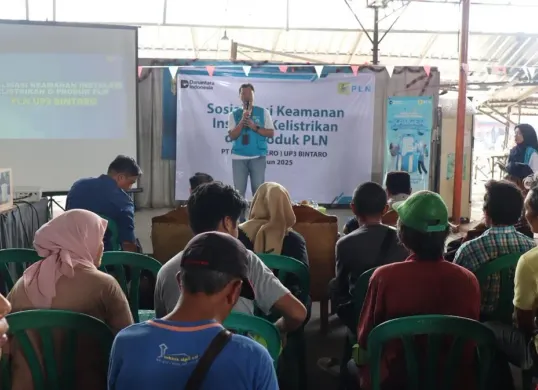 Manager PLN UP3 Bintaro, Hendar Prisnadianta saat memberikan sosialisasi keamanan instalasi kelistrikan dan penggunaan peralatan ber-SNI kepada para pedagang dan warga di Pasar Saraswati, Ciledug. Dok. (Sumber: PLN UID Jakarta Raya)