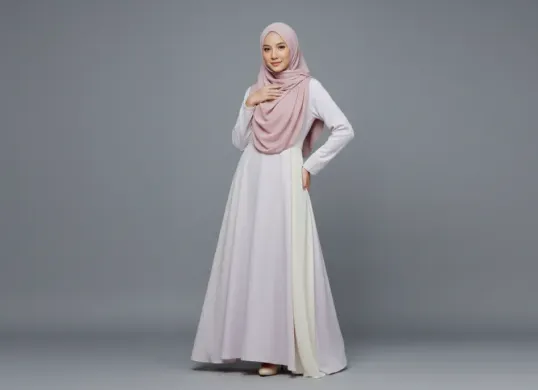 Kehadiran Gemini AI besutan Google kini mampu menyulap foto hijab di studio dan lift menjadi karya bak hasil pemotretan majalah. (Sumber: Freepik/tirachardz)