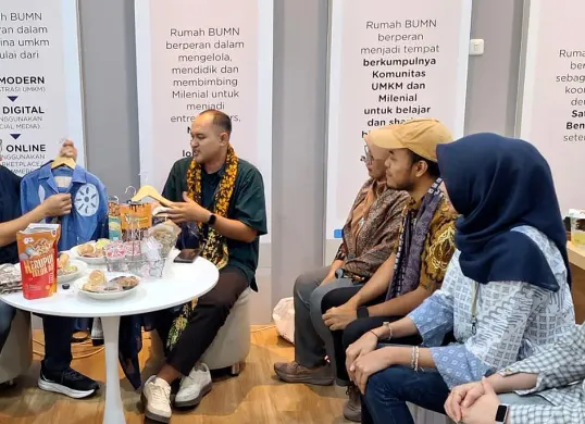 SVP Group Sustainability & Corporate Communication Telkom Ahmad Reza saat mengunjungi Rumah BUMN Pekalongan. (Sumber: Corcom Telkom)