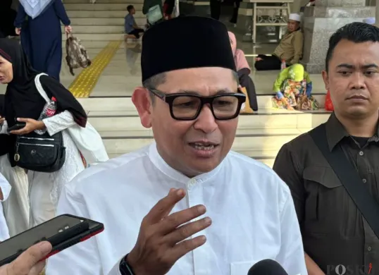 Anggota Komisi C DPRD Jakarta, Lukmanul Hakim menanggapi dugaan keracunan MBG di Masjid Raya KH. Hasyim Asy'ari, Daan Mogot, Jakarta Barat, Minggu, 28 September 2025. (Sumber: Poskota/Pandi Ramedhan)
