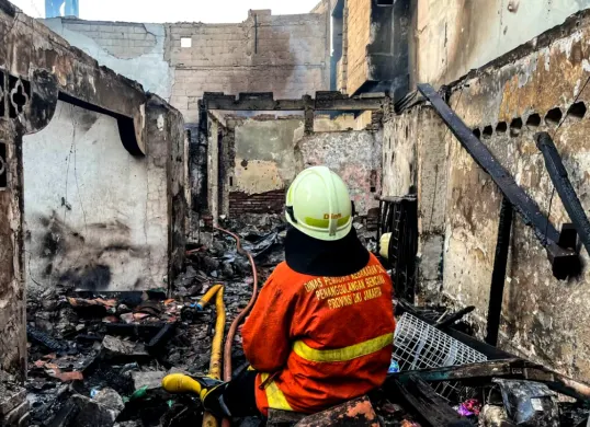 Potret petugas Gulkarmat Jakarta Barat memadamkan api saat insiden kebarakan Tamansari, Jakarta Barat pada Minggu, 28 September 2025. (Sumber: Poskota/Bilal Nugraha Ginanjar)