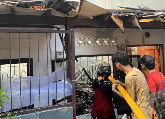 Warga membantu petugas damkar memadamkan api yang membakar ratusan rumah di Gang Langgar 1 RW 06, Kelurahan Tangki, Kecamatan Tamansari, Jakarta Barat, Minggu, 28 September 2025. (Sumber: POSKOTA | Foto: Pandi Ramedhan)