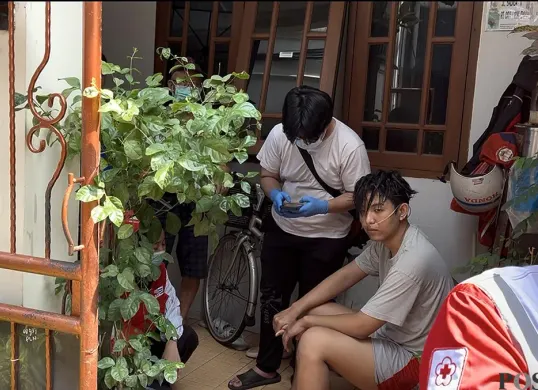 Salah satu warga diberikan oksigen karena mengalami sesak setelah berusaha memadamkan api yang membakar rumahnya di Kelurahan Tangki, Tamansari, Jakarta Barat, Minggu, 28 September 2025. (Sumber: POSKOTA | Foto: Pandi Ramedhan)