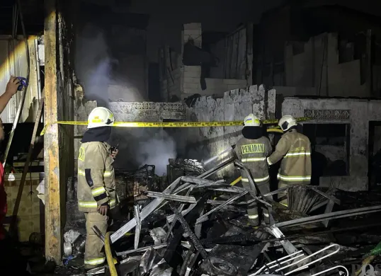 Petugas damkar melakukan pendinginan di lokasi kebakaran, Gang Langgar 1, Kelurahan Tangki, Kecamatan Tamansari, Jakarta Barat, Minggu, 28 September 2025. (Sumber: POSKOTA | Foto: Pandi Ramedhan)