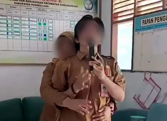 Tangkap layar oknum kepsek dan guru SD di Sindangresmi, Pandeglang, saat karaokean sambil berpelukan di sekolah.
