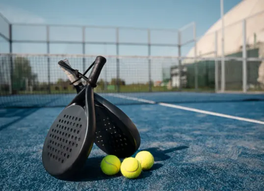 Rekomendasi tempat padel terbaik di Jakarta lengkap dengan lokasi, jam operasional, dan kisaran tarifnya. (Sumber: Freepik)