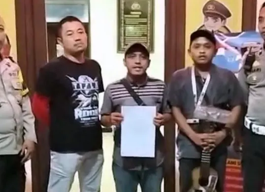 A (kedua dari kanan) saat menyampaikan permintaan maaf setelah diamankan karena memaksa mengamen di dalam bus wisatawan asal Jakarta di kawasan wisata Puncak Bogor. (Sumber: Dok Polsek Megamendung)